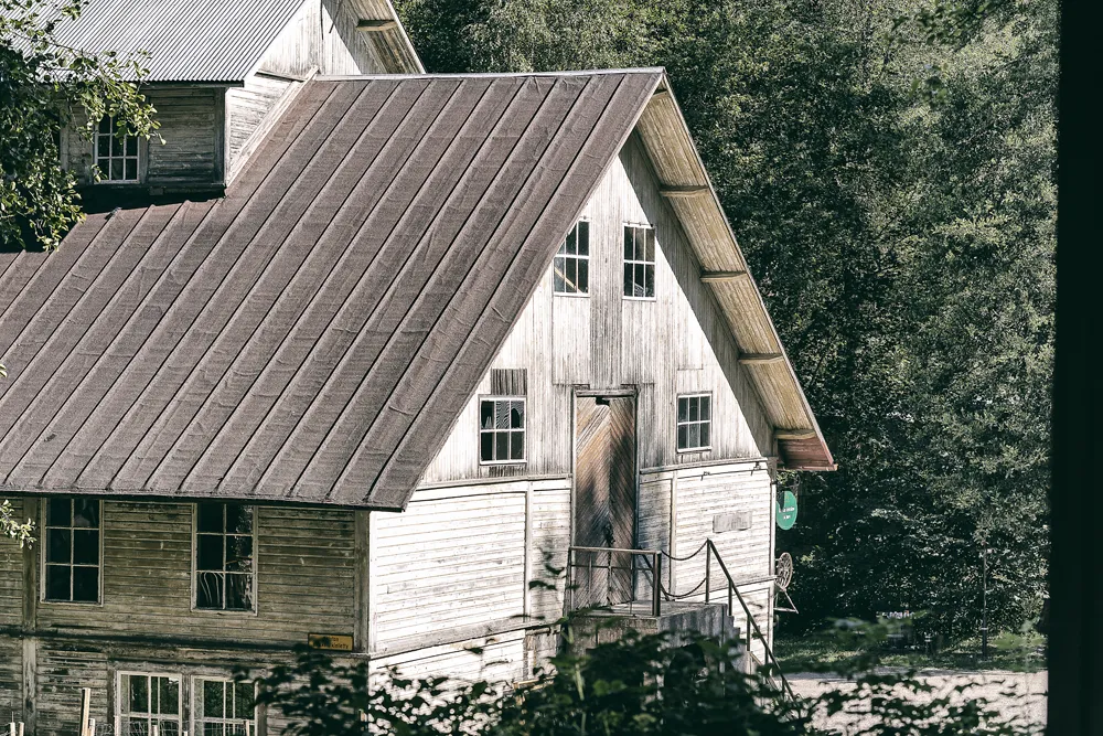 Mathildedalin ruukinkylä -alpakoita, suklaata ja käsityöläisiä - Frida  Steiner