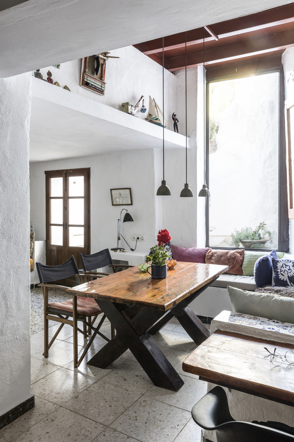 Canillas de Aceituno, Spain, holiday, rent, apartment, townhouse, rental, vacationhome, home, interior, spanish, style, interiorphotography, interior design, photographer, Frida Steiner, Visualaddict, visualaddictfrida, kitchen, dining, diningroom, diningtable, benches, pillows, colorful interior