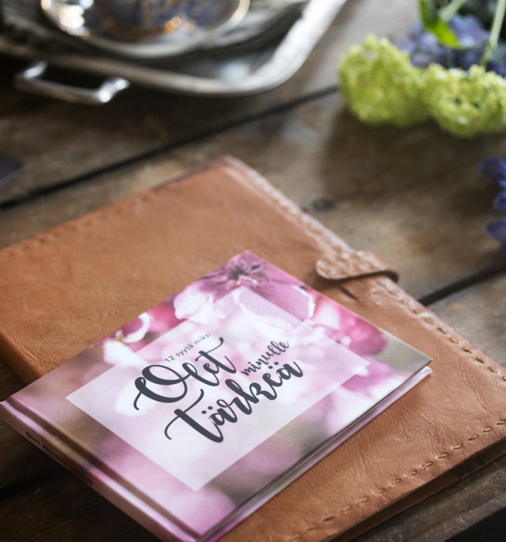 Olet minulle tärkeä -lahjakirjan kansi - persoonallinen ja helppotäyttöinen lahjaidea rakkaalle